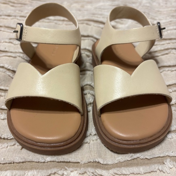 Old Navy Sandals Scalloped Cream Tan Toddler Baby Girl Shoe Size 8 LIKE NEW - Picture 5 of 8